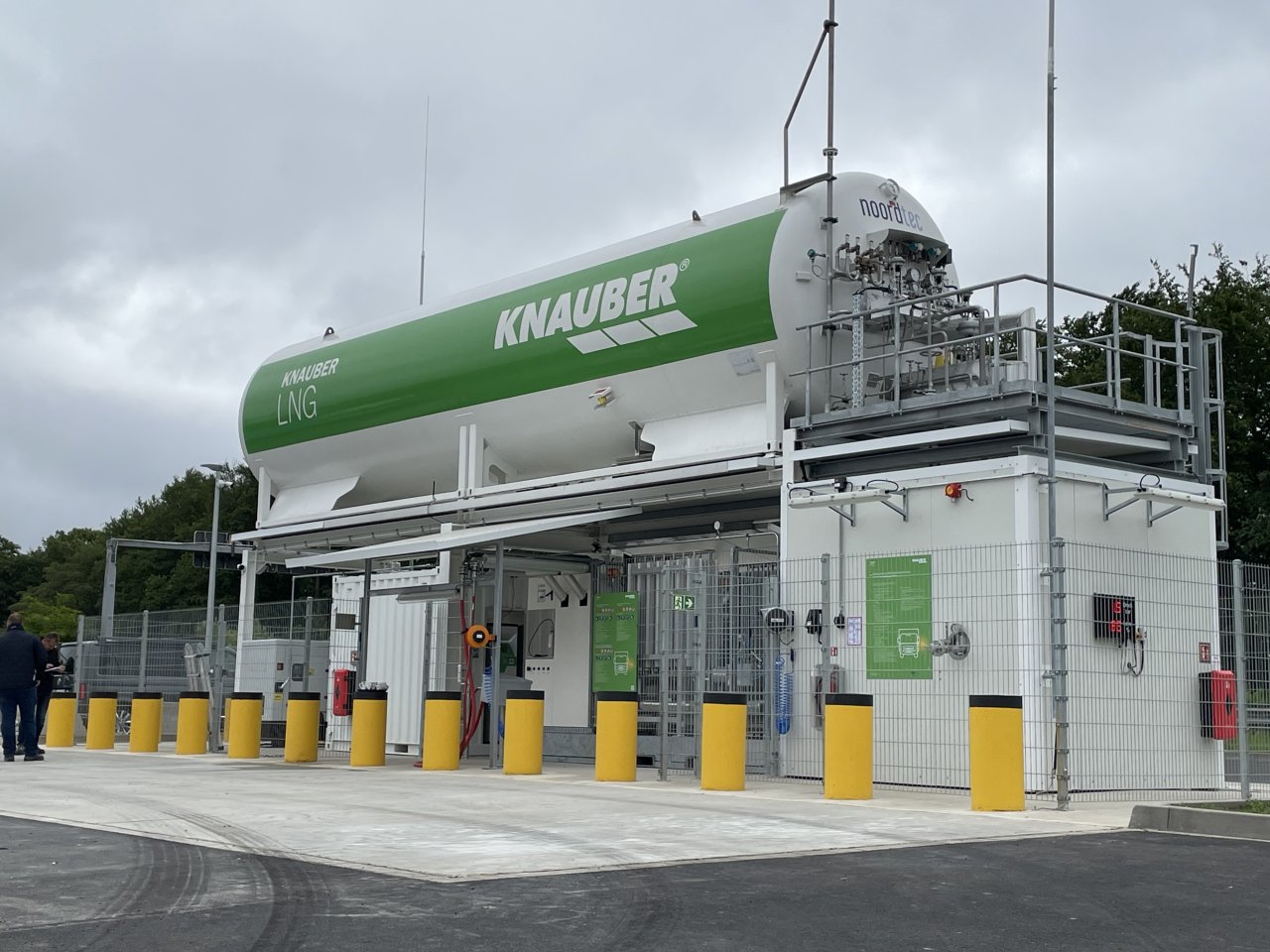 LNG Gastank vor bewölktem Himmel.