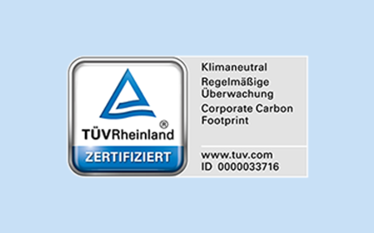 TÜV Rheinland Zertifikat mit Hinweis auf klimaneutrale, regelmäßige Überwachung des Corporate Carbon Footprint und ID 0000033716.