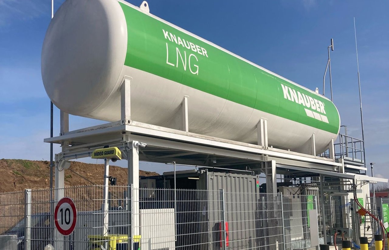 Ein großer weißer LNG Tank mit grünem Branding.