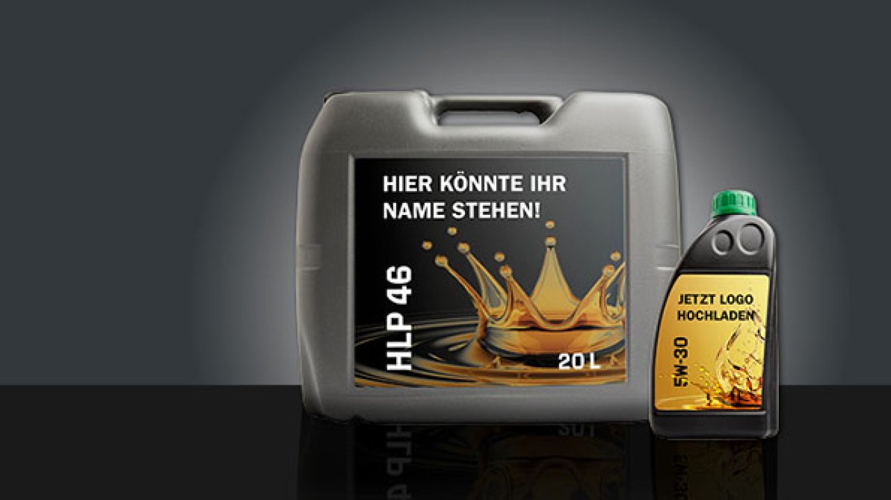 Zwei Ölbehälter mit individualisierbarem Etikett: Der große Kanister zeigt „HIER KÖNNTE IHR NAME STEHEN!“ und „HLP 46 – 20L“, die kleinere Flasche trägt den Hinweis „JETZT LOGO HOCHLADEN – 5W-30“.